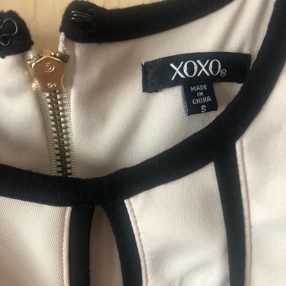 XOXO dress has nice zipper in the back fits well